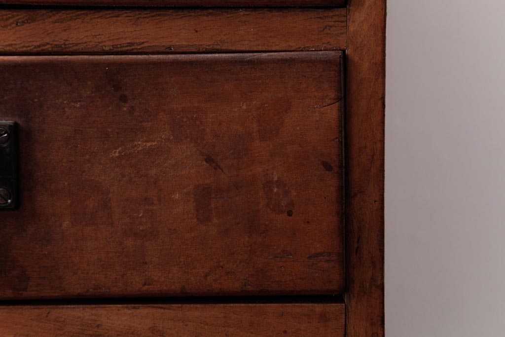 レトロ家具　和製アンティーク　ネームプレート付き　古い木が味わい深いレトロな小引き出し(小物収納)