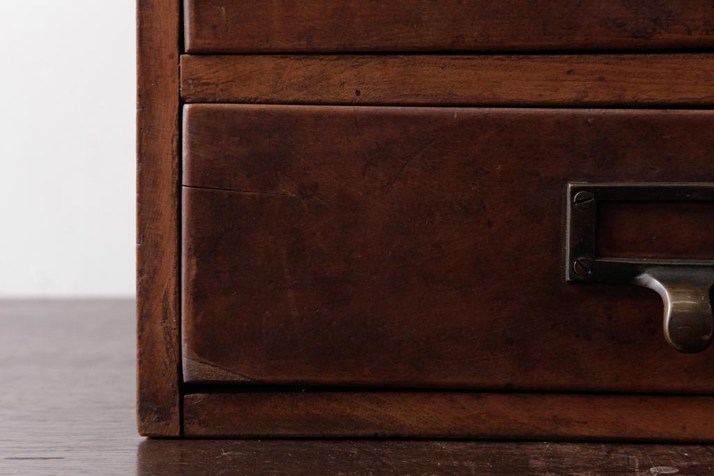 レトロ家具　和製アンティーク　ネームプレート付き　古い木が味わい深いレトロな小引き出し(小物収納)