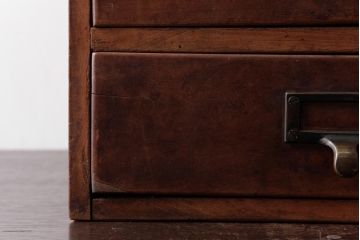 レトロ家具　和製アンティーク　ネームプレート付き　古い木が味わい深いレトロな小引き出し(小物収納)