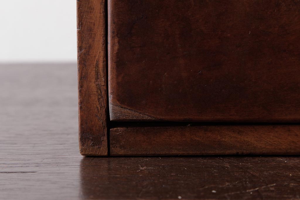 レトロ家具　和製アンティーク　ネームプレート付き　古い木が味わい深いレトロな小引き出し(小物収納)