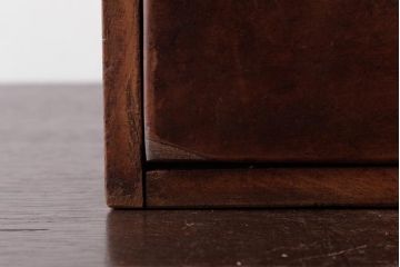 レトロ家具　和製アンティーク　ネームプレート付き　古い木が味わい深いレトロな小引き出し(小物収納)