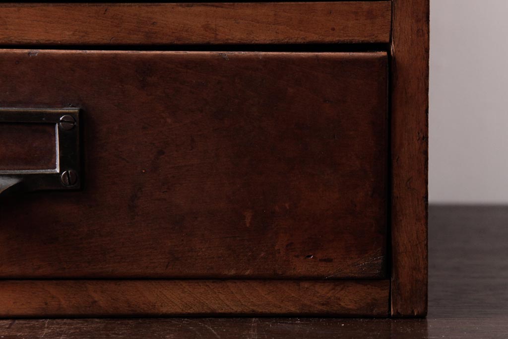 レトロ家具　和製アンティーク　ネームプレート付き　古い木が味わい深いレトロな小引き出し(小物収納)