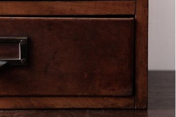 レトロ家具　和製アンティーク　ネームプレート付き　古い木が味わい深いレトロな小引き出し(小物収納)