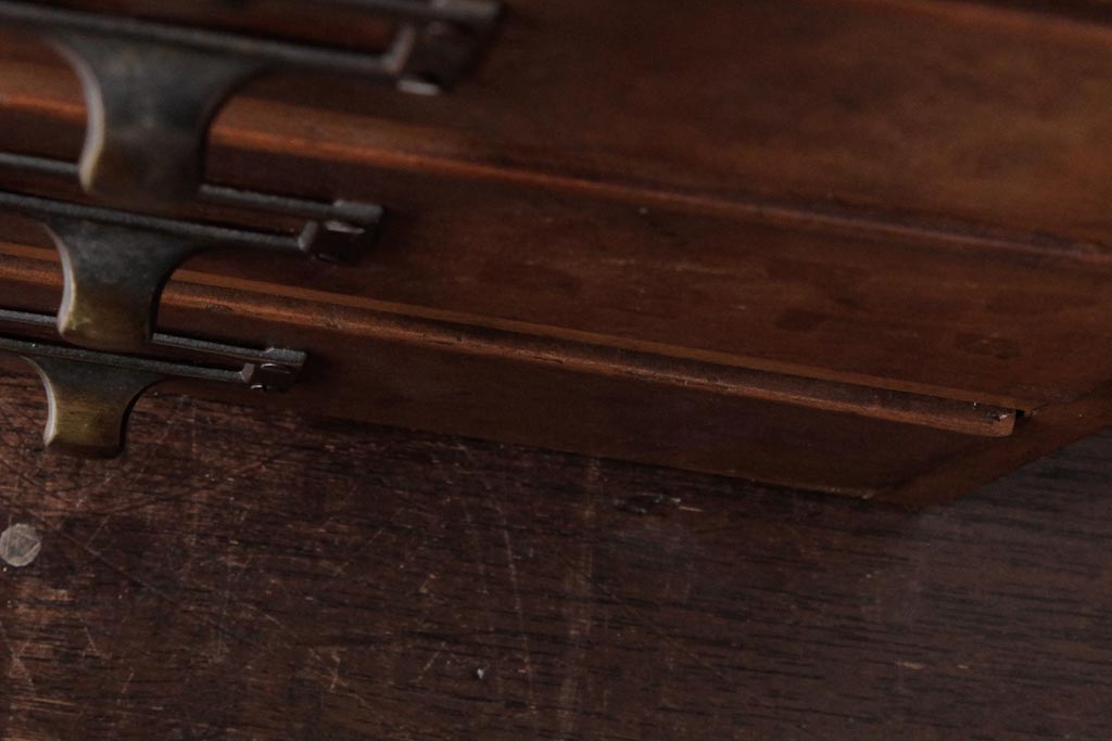 レトロ家具　和製アンティーク　ネームプレート付き　古い木が味わい深いレトロな小引き出し(小物収納)