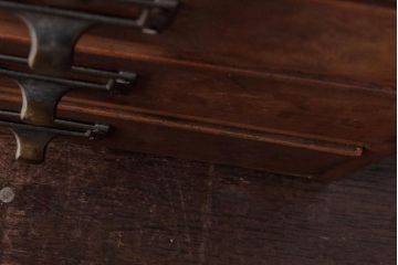 レトロ家具　和製アンティーク　ネームプレート付き　古い木が味わい深いレトロな小引き出し(小物収納)