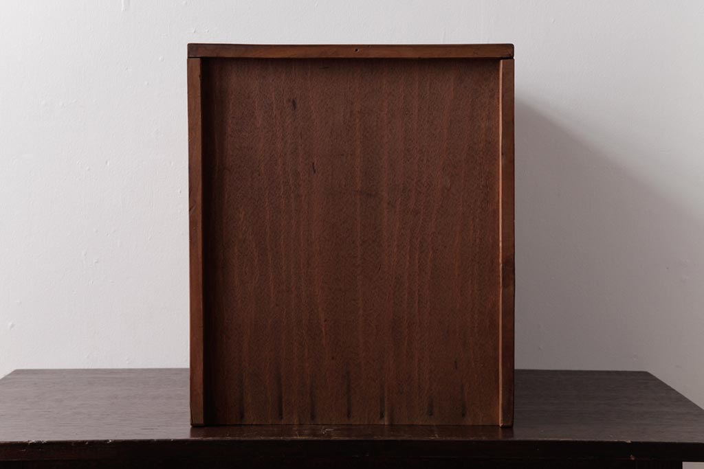 レトロ家具　和製アンティーク　ネームプレート付き　古い木が味わい深いレトロな小引き出し(小物収納)