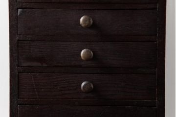 アンティーク家具　和製アンティーク　栗材　丸い取っ手がかわいらしいモダンな小引き出し