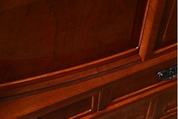 中古美品　民芸家具　9尺サイズ　隠し付き　上質な存在感を放つ重ね茶箪笥(茶棚、飾り棚)