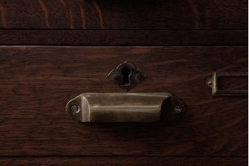 アンティーク雑貨　昭和中期　ナラ材　レトロな佇まいが味のある小引き出し(小物収納)