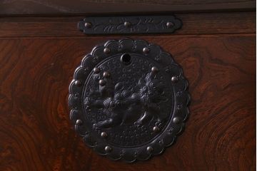 中古　岩谷堂箪笥　天板リメイク　唐獅子の金具が魅力の衣装箪笥(チェスト、整理ダンス)