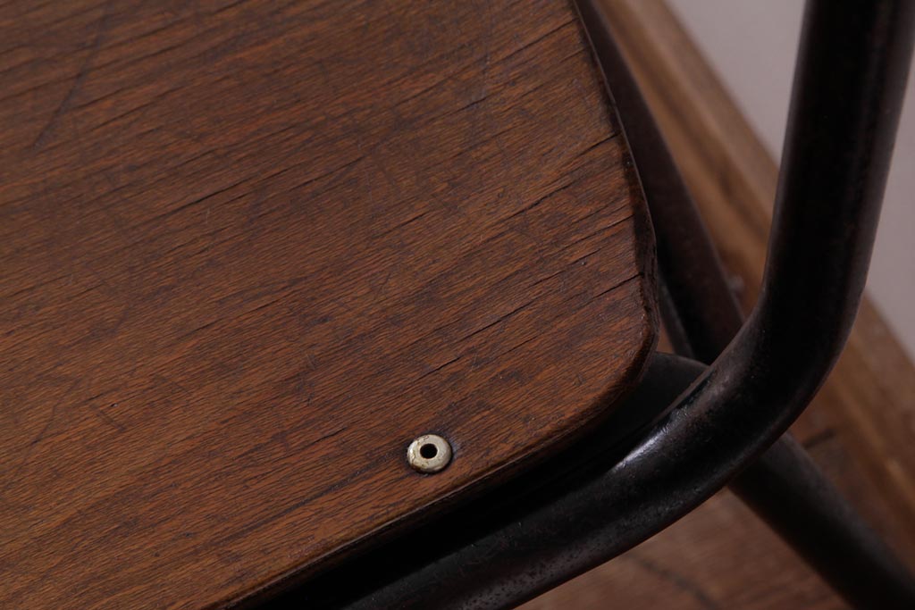 ヴィンテージ家具　ヨーロッパビンテージ　使い込まれた風合いが魅力のスクールチェア(キッズチェア、鉄脚チェア、椅子)(1)