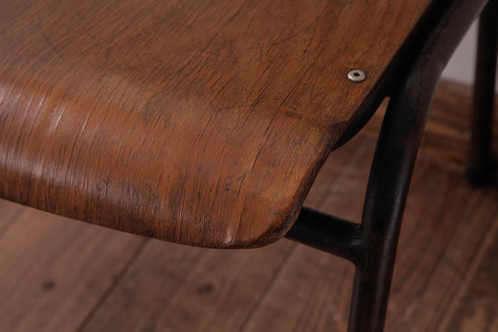 ヴィンテージ家具　ヨーロッパビンテージ　使い込まれた風合いが魅力のスクールチェア(キッズチェア、鉄脚チェア、椅子)(1)