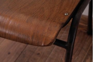ヴィンテージ家具　ヨーロッパビンテージ　使い込まれた風合いが魅力のスクールチェア(キッズチェア、鉄脚チェア、椅子)(1)