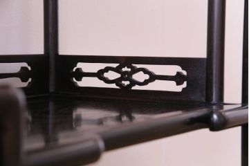 アンティーク家具　和製アンティーク　上手物!　深みのある漆塗りが美しい唐木指物の飾り棚(茶棚、戸棚)