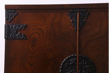 リメイク家具　岩谷堂箪笥・栗駒型衣装箪笥　杢目を引き立てる拭き漆塗りの箪笥ローボード(和箪笥、リビングボード)