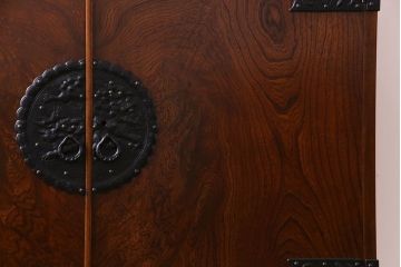 リメイク家具　岩谷堂箪笥・栗駒型衣装箪笥　杢目を引き立てる拭き漆塗りの箪笥ローボード(和箪笥、リビングボード)