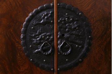 リメイク家具　岩谷堂箪笥・栗駒型衣装箪笥　杢目を引き立てる拭き漆塗りの箪笥ローボード(和箪笥、リビングボード)