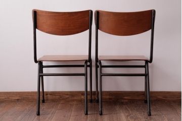 ヴィンテージ家具　ヨーロッパビンテージ　レトロな佇まいのスクールチェア(キッズチェア、鉄脚チェア、椅子)2脚セット