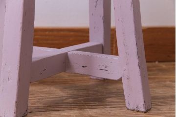 ペイント家具　淡い色合いがかわいらしいシャビーなスツール(花台)(1)