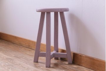 ペイント家具　淡い色合いがかわいらしいシャビーなスツール(花台)(1)