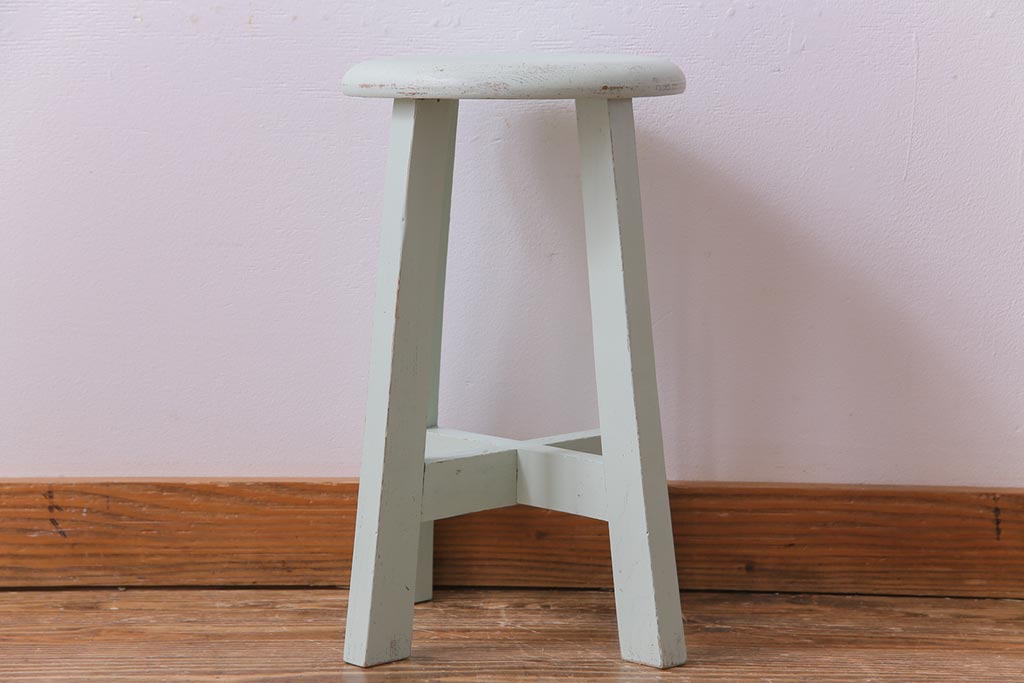 ペイント家具　淡い色合いがかわいらしいシャビーなスツール(花台)(2)