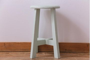 ペイント家具　淡い色合いがかわいらしいシャビーなスツール(花台)(2)