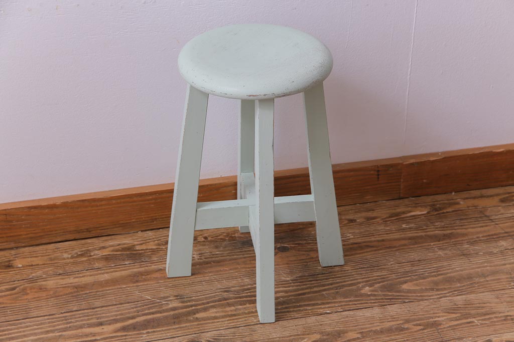ペイント家具　淡い色合いがかわいらしいシャビーなスツール(花台)(2)