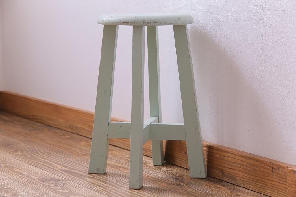 ペイント家具　淡い色合いがかわいらしいシャビーなスツール(花台)(2)