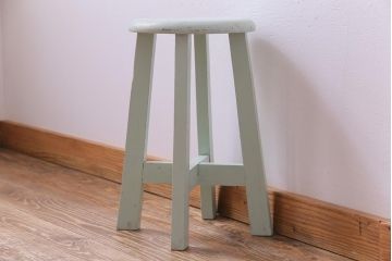 ペイント家具　淡い色合いがかわいらしいシャビーなスツール(花台)(2)