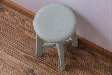 ペイント家具　淡い色合いがかわいらしいシャビーなスツール(花台)(2)