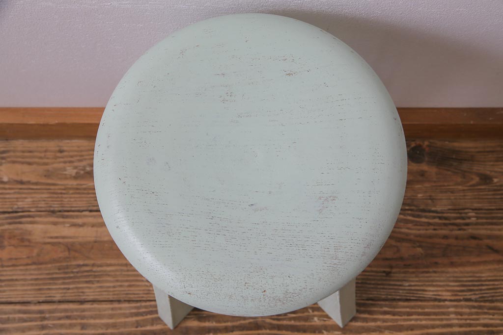 ペイント家具　淡い色合いがかわいらしいシャビーなスツール(花台)(2)