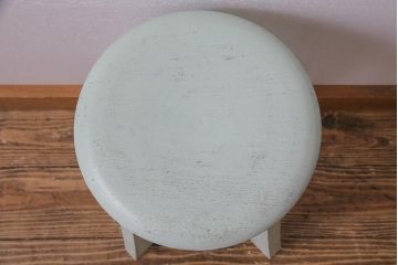 ペイント家具　淡い色合いがかわいらしいシャビーなスツール(花台)(2)