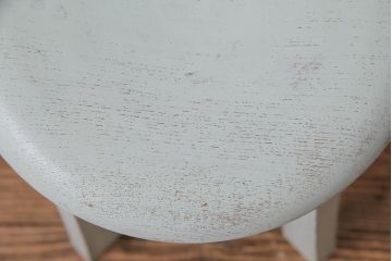 ペイント家具　淡い色合いがかわいらしいシャビーなスツール(花台)(2)