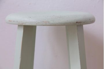 ペイント家具　淡い色合いがかわいらしいシャビーなスツール(花台)(2)