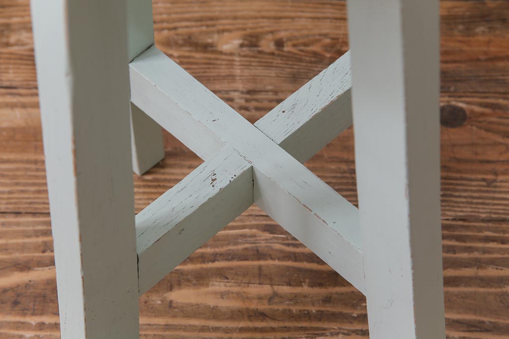 ペイント家具　淡い色合いがかわいらしいシャビーなスツール(花台)(2)