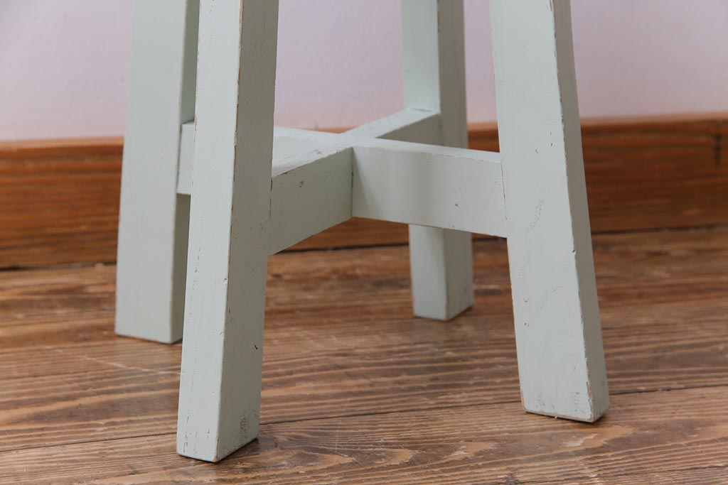 ペイント家具　淡い色合いがかわいらしいシャビーなスツール(花台)(2)