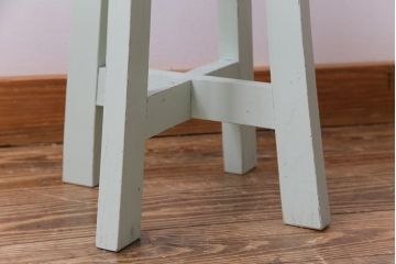ペイント家具　淡い色合いがかわいらしいシャビーなスツール(花台)(2)