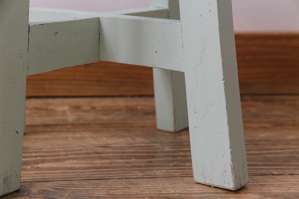 ペイント家具　淡い色合いがかわいらしいシャビーなスツール(花台)(2)