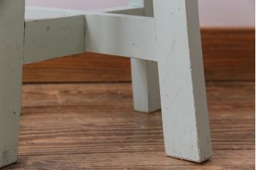 ペイント家具　淡い色合いがかわいらしいシャビーなスツール(花台)(2)