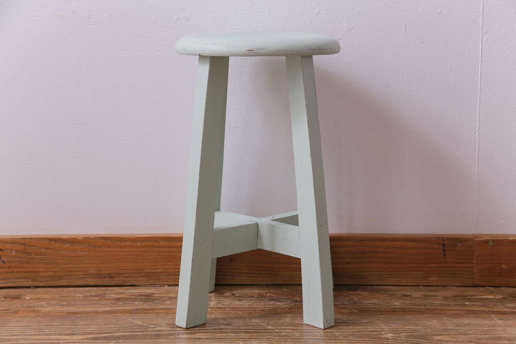 ペイント家具　淡い色合いがかわいらしいシャビーなスツール(花台)(2)