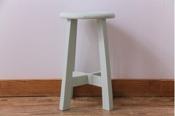 ペイント家具　淡い色合いがかわいらしいシャビーなスツール(花台)(2)
