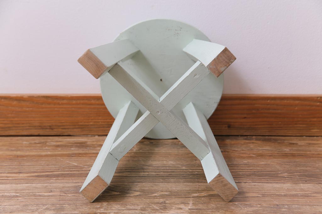 ペイント家具　淡い色合いがかわいらしいシャビーなスツール(花台)(2)