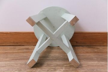 ペイント家具　淡い色合いがかわいらしいシャビーなスツール(花台)(2)