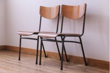 ヴィンテージ家具　ヨーロッパビンテージ　レトロな佇まいのスクールチェア(キッズチェア、鉄脚チェア、椅子)2脚セット(1)