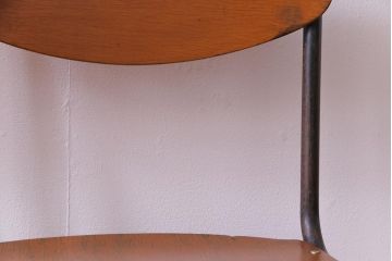 ヴィンテージ家具　ヨーロッパビンテージ　レトロな佇まいのスクールチェア(キッズチェア、鉄脚チェア、椅子)2脚セット(1)