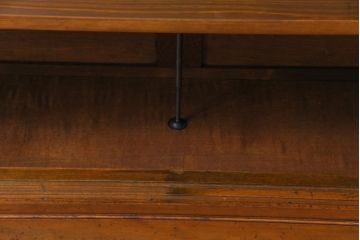 レトロ家具　昭和レトロ　カバ材　懐かしさあふれる佇まいの気泡ガラス戸収納棚(食器棚、戸棚、ブックケース)