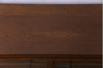 レトロ家具　昭和レトロ　カバ材　懐かしさあふれる佇まいの気泡ガラス戸収納棚(食器棚、戸棚、ブックケース)