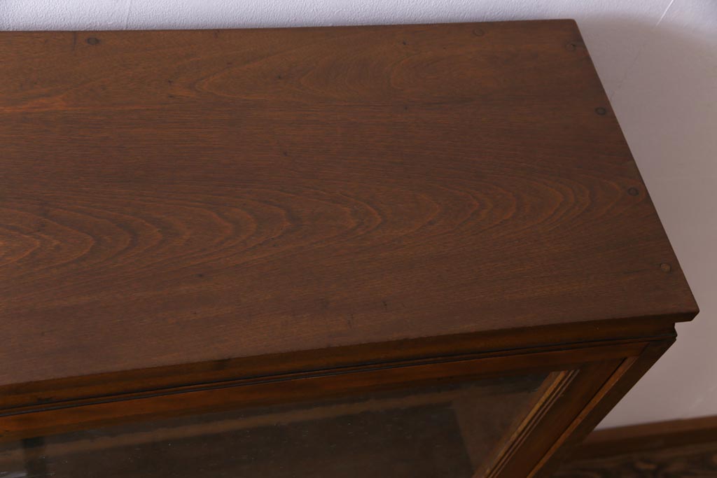 レトロ家具　昭和レトロ　カバ材　懐かしさあふれる佇まいの気泡ガラス戸収納棚(食器棚、戸棚、ブックケース)