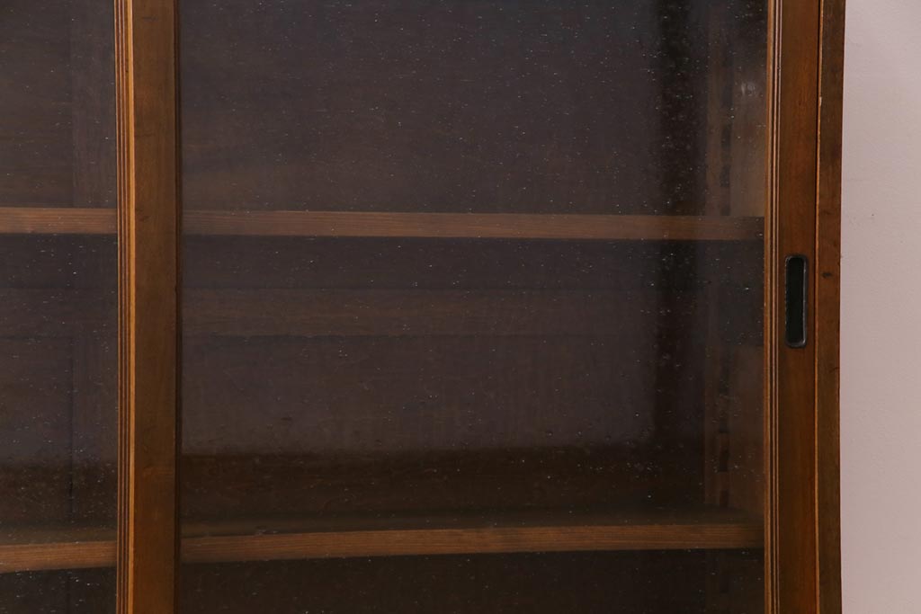 レトロ家具　昭和レトロ　カバ材　懐かしさあふれる佇まいの気泡ガラス戸収納棚(食器棚、戸棚、ブックケース)