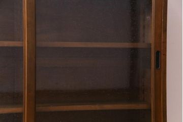 レトロ家具　昭和レトロ　カバ材　懐かしさあふれる佇まいの気泡ガラス戸収納棚(食器棚、戸棚、ブックケース)